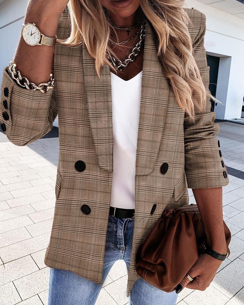 Traje elegante con botones para un look atemporal