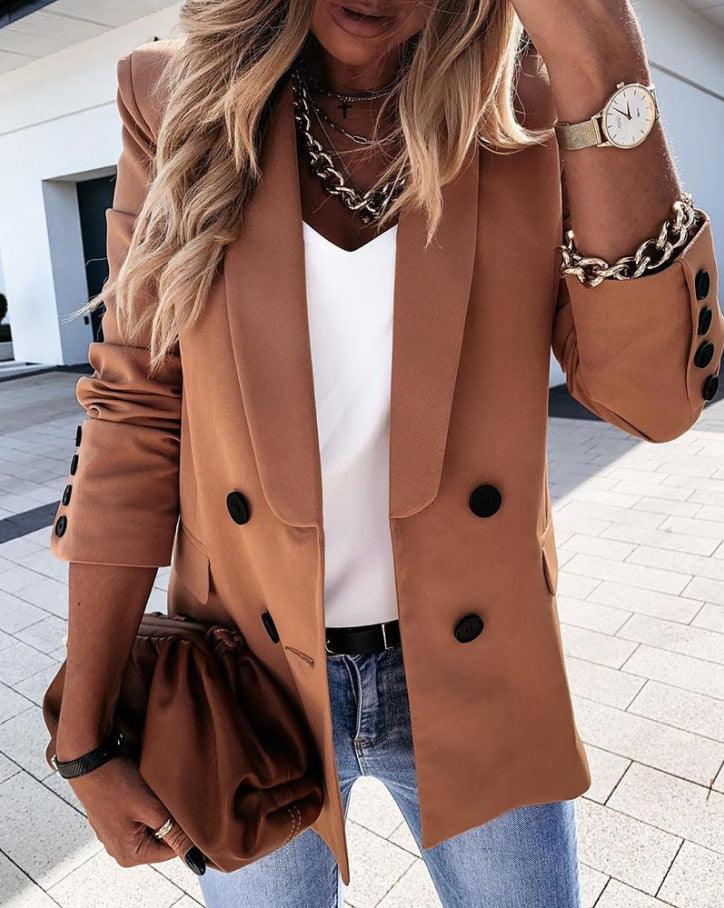 Traje elegante con botones para un look atemporal